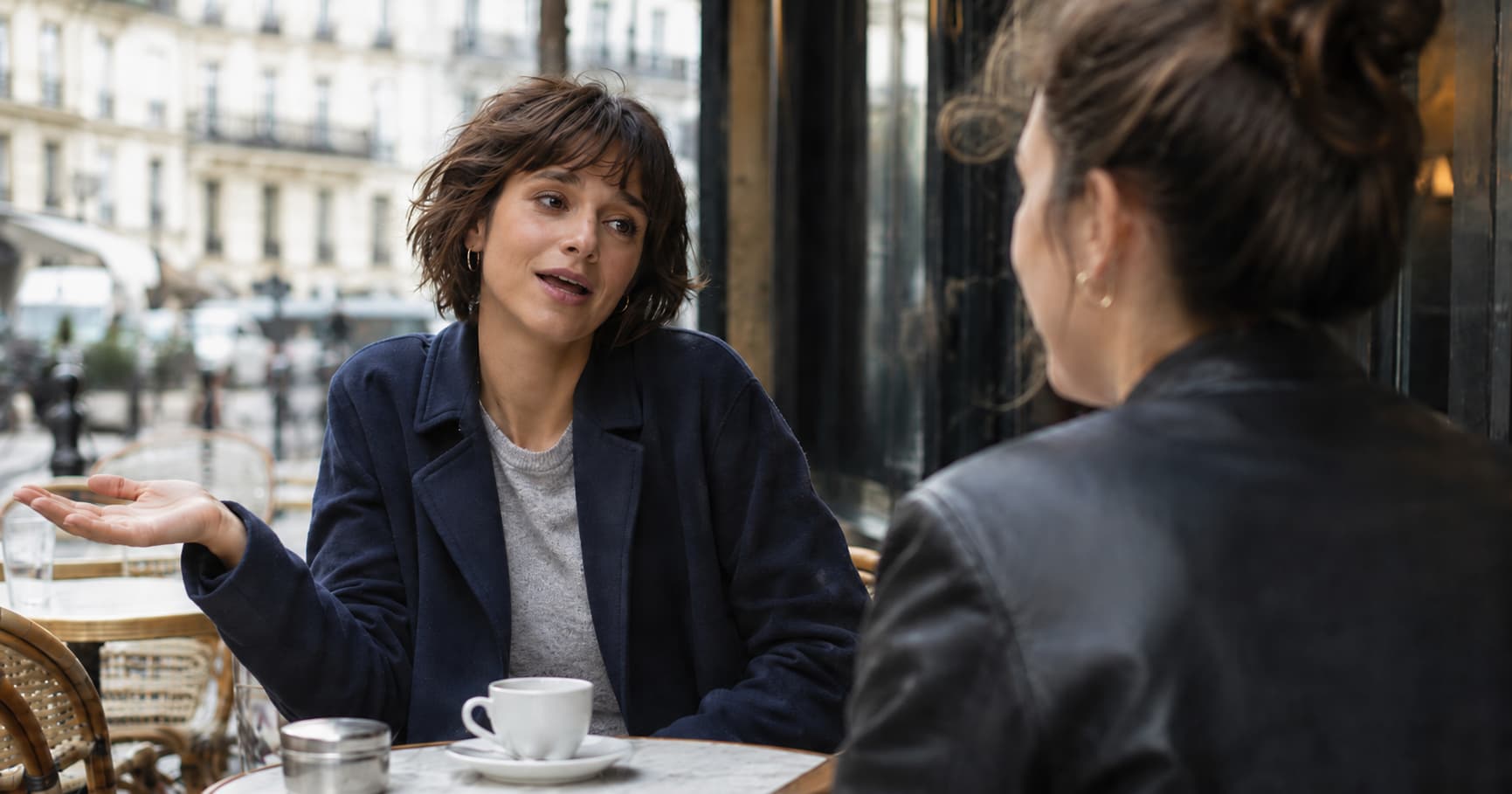 Mujer en un café francés pronunciando “bah” al responder de forma natural – Edukmi
