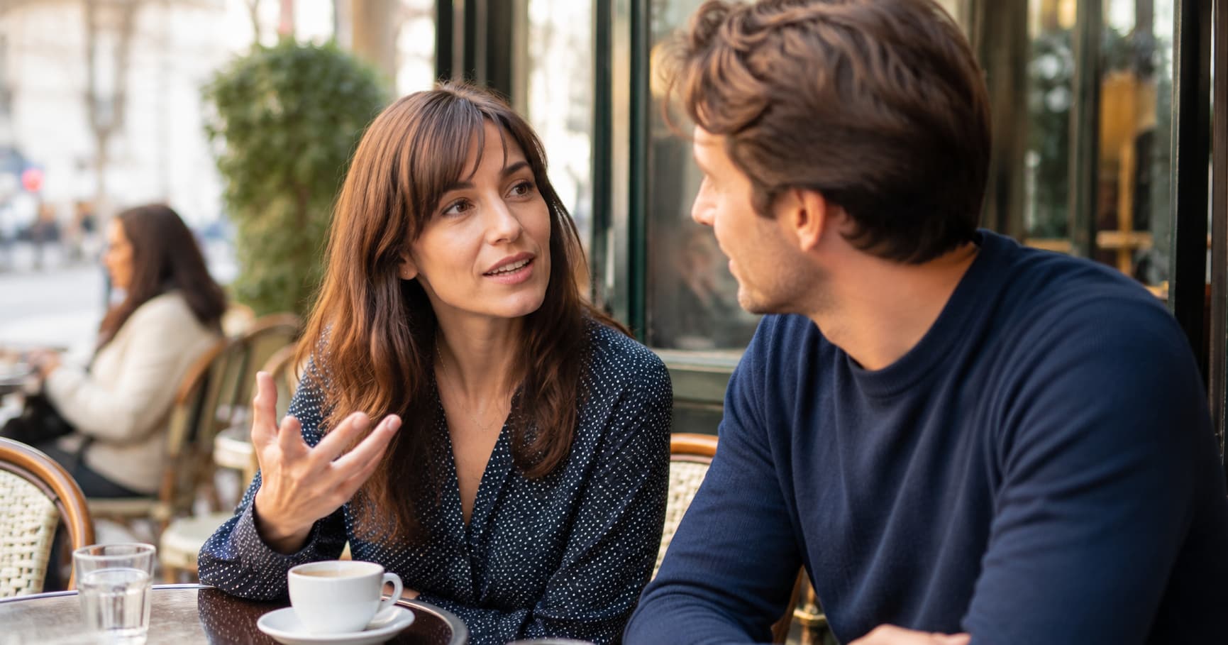 Conversación en un café francés que representa el uso cotidiano de la expresión “du coup” – Edukmi